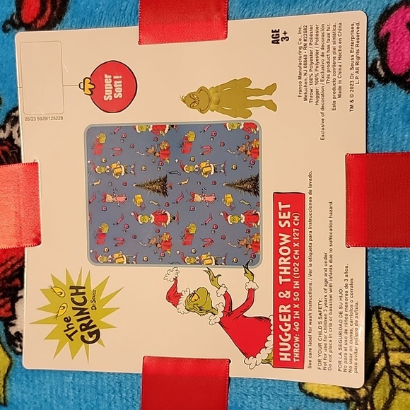 NWT The Grinch hugger and throw set - Picture 3 of 3